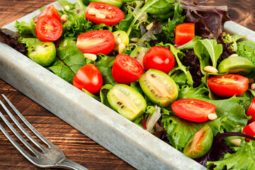 Canvas Print - Fresh lettuce leaves and tomato salad.