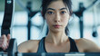 © koni film - ジムでトレーニングをしている女性