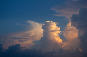 Wall Mural - 
It is a cumulonimbus cloud that receives late afternoon sunlight.