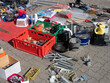 © Gundolf Renze - Flohmarkt - Krimskrams - Stand mit Werkzeug und Haushaltsgeräten auf einem Parkplatz