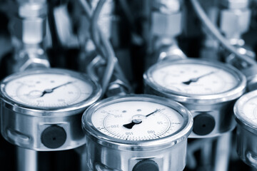 Aufkleber - Several pressure gauges in the hydraulic system of a machine, industrial concept background