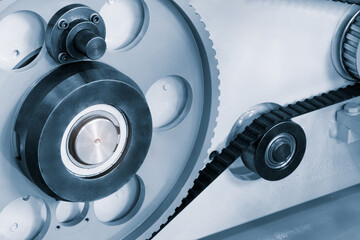 Aufkleber - A machine with belt transmission gear. The gear is surrounded by a white circle. The machine is in motion