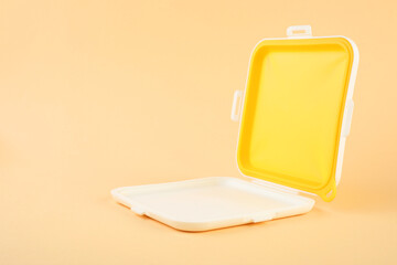 Poster - Empty sandwich lunch box on peach background. Space for text