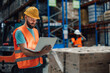 © Zamrznuti tonovi - Warehouse worker using laptop checking inventory in logistics center