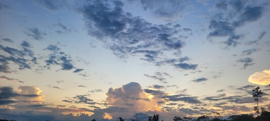 Tarde crepuscular en el trópico 