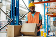 © Zamrznuti tonovi - Warehouse worker holding cardboard box smiling at camera