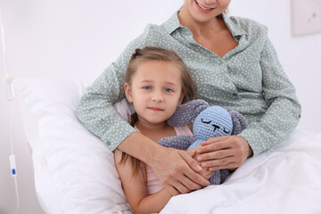 Canvas Print - Mother and her little daughter on bed in hospital