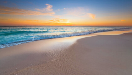 Panorama d'une plage et mer au coucher de soleil. Bannière d'été calme et relaxant