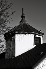 Aufkleber - A classic black and white photo of an old building's architecture.