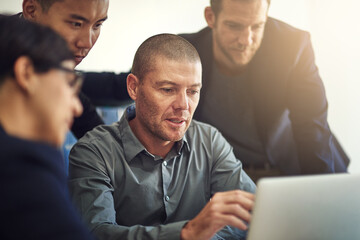 Aufkleber - Meeting, business people and manager on laptop with group for feedback and discussion or teamwork. Corporate review, professional or coach talking to employees for news, advice and planning online
