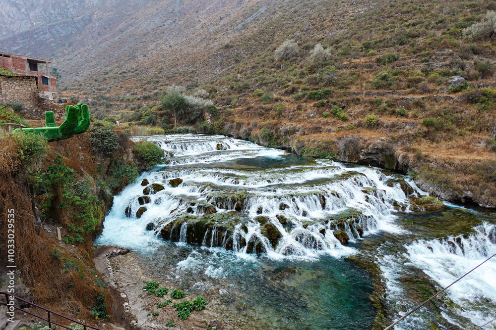 panorama-de-las-cascadas-de-cabracancha-de-la-reserva-de-nor-yauyos-en