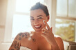 © Malambo/peopleimages.com - Woman, portrait and face cream for skincare in home with morning routine, sunscreen or hydration. Beauty wellness, person or moisturizer with hyaluronic acid for healthy skin, cosmetics or anti aging