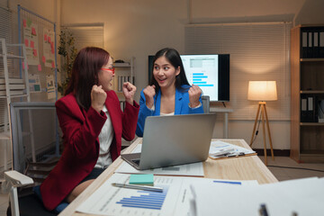 Female company employees and coworkers work together in the office Talking and giving advice Consult on management guidelines, calculations, recording data for meetings and summarizing income results.