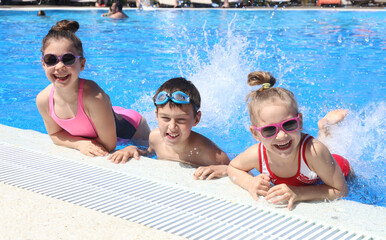 kids swiming  in  pool