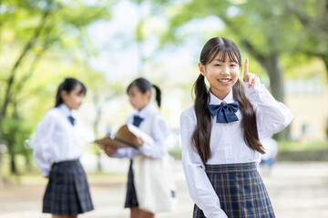 Canvas Print - 制服を着た笑顔の女子学生