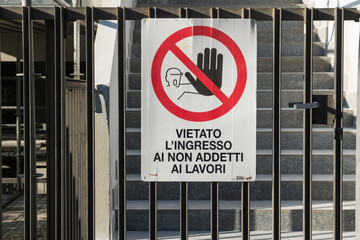 construction site sign prescribed by the law on safety in construction, with prohibitions, obligations, dangers and unified symbols, with graphics and text in Italian. project, bonus, news, events.