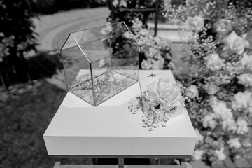 Poster - golden wedding rings on the wedding ceremony table