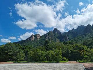 Canvas Print - It is a national park with a view of the peak of Seoraksan Mountain.