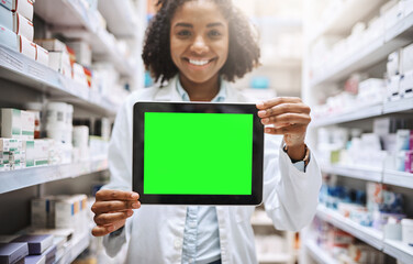 Canvas Print - Green screen, smile and tablet with black woman in pharmacy for medical advertising or marketing. Display, healthcare and mockup space with pharmacist person in drugstore for prescription medication