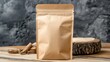 © Business Image - Umweltfreundlicher Kraftpapierbeutel auf rustikaler Holzoberfläche für nachhaltiges Verpackungsdesign