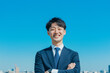 © keisuke - 笑顔で腕組みをする若いビジネスマン、アジア人、日本人、空、都市