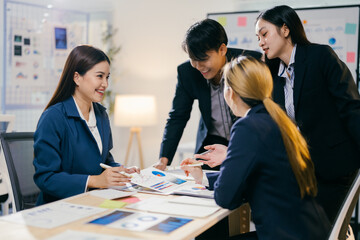 Fototapete - Team of asian businesspeople are having a productive meeting, analyzing charts and discussing business data for investment planning