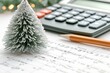 © Dudarte - Uma caneta e uma calculadora sobre uma mesa, cercadas por elementos natalinos, sugerem a organização financeira para as festividades.