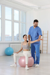 Canvas Print - Physiotherapist working with patient in rehabilitation center