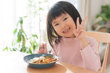 Wall Mural - カレーライスを食べる子供