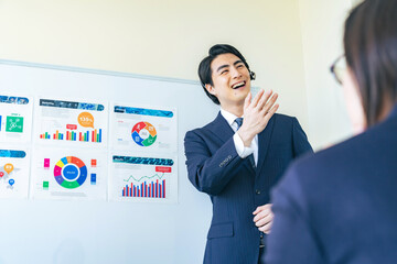 Poster - セミナー、講師、研修、ヘッドセット、プレゼンテーション、スクール、ビジネス、男性、日本人、カンファレンス、会議、ミーティング、教師、教室、講座、ビジネスマン、ビジネスパーソン、人材、ホワイトボード、金融、投資、資産運用、アドバイザー、コンサル、コンサルティング、コンサルタント、ファイナンシャルプランナー、FP、副業、自己啓発、OJT、PDCA、マーケティング、リサーチ、調査、発表、経営、パーソナル