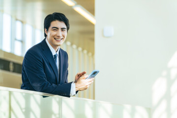 Aufkleber - スマホ、アプリ、転職、マッチング、キャンペーン、男性、ビジネスパーソン、スマートフォン、SNS、メール、笑顔、日本人、ビジネス、紹介、人材、仕事、就職、情報、サイト、web、オンライン、インターネット、ゲーム、コピースペース、広告、職探し、オフィス、ビジネスマン、若い、モバイル、DX、IoT、デジタル、データ、金融、資産運用、テクノロジー、面白い、楽しい、ポジティブ、サラリーマン、会社員、企業、セ