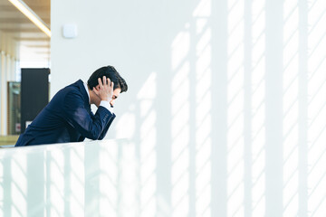 Aufkleber - ビジネス、落ち込む、ショック、悩む、ビジネスマン、ビジネスパーソン、がっかり、失敗、後悔、転職、残念、困る、トラブル、問題、プレッシャー、緊張、迷う、コピースペース、広告、就職、仕事、企業、会社員、サラリーマン、不満、ストレス、考える、悩み、疑問、心配、不安、課題、憂うつ、フラストレーション、ネガティブ、男性、日本人、疲労、過労、倒産、辛い、苦しい、苦労、人材、人手不足、経営者、オフィス、悔しい、