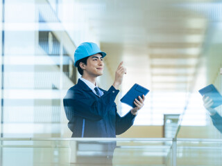 Fototapete - エンジニア、作業員、建設、設計、メンテナンス、点検、検査、ビルメン、ゼネコン、DX、IIoT、確認、チェック、工事、耐震、タブレット、仕事、男性、日本人、安全、ヘルメット、作業服、ビル、建物、建築士、設計士、内装、解体、技術者、指さし、IT、開発、データ、見学、訪問、注文、発注、入札、オフィス、人材、工場、製造業、物流、産業、工務店、職人、デベロッパー、業者、インフラ、人物