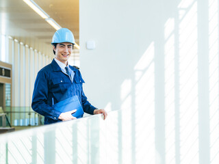 Aufkleber - 建設、作業員、工事、男性、日本人、笑顔、作業服、安全、点検、メンテナンス、保守、検査、ビルメン、ゼネコン、人材、ポジティブ、カメラ目線、エンジニア、コピースペース、広告、仕事、働く、ヘルメット、工場、産業、製造業、物流、警備、監視、内装、建築士、設計士、タブレット、DX、将来、成長、業者、技術者、インフラ、現場、監督、転職、資格、職人、信頼、やる気、スポットワーク、求人、アルバイト、人物