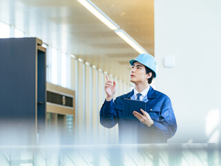 Poster - 建設、DX、工場、産業、男性、日本人、IIoT、点検、チェック、検査、タブレット、PC、メンテナンス、技術者、エンジニア、確認、耐震、工事、テクノロジー、テック、老朽化、経年劣化、壁面、内装、インテリア、ビル、ビルメン、安全、防災、人材、作業員、建築、設計、デジタル、データ、システム、指さし、修理、修繕、仕事、コピースペース、広告、技師、管理、業務、プロセス、インフラ、ICT、IT、人物