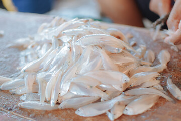 the process of stripping fish skin at the market