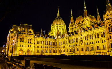 Wall Mural - Elegant Gothic Parliament building at night, Budapest