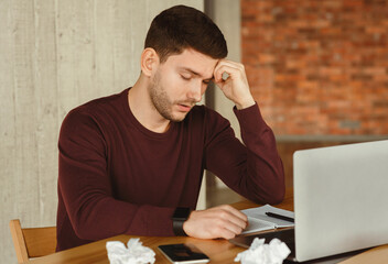 Poster - Tired Freelancer Guy Sleeping Sitting At Laptop In Modern Office. Nap At Work Concept. Selective Focus