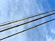 © なにがしあれこれ - 電線防護管（電線カバー）をつけた電線と空