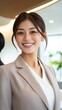 © chic designs - 企業やマーケティング用のモダンなオフィスで笑顔を見せるビジネスウーマンのプロフェッショナルなポートレート