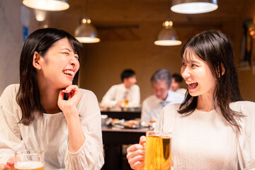 Canvas Print - 居酒屋で女子会をする二人の女性