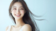 © seira_hibino - 笑顔のかわいいアジア人女性モデル。美しい髪が靡き、美しい肌が輝く美容ポートレート。