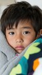 © chic designs - 家族やライフスタイルの写真撮影に適した、心地よい毛布に包まれた思いやりのある子供のポートレート