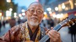 © chic designs - 伝統的な衣装を着て、にぎやかな通りで楽しそうにギターを弾く年配の男性