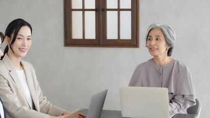 Aufkleber - 女性、ビジネス、ミーティング、ビジネスウーマン、キャリアウーマン、シニア、日本人、会議、仕事、働く、オフィス、職場、経営者、社長、上司、部下、チームワーク、グループ、会話、コミュニケーション、ディスカッション、相談、研修、講師、セミナー、レッスン、教室、教師、高齢者、ミドルエイジ、中高年、50代、60代、アンチエイジング、ビジネスパーソン、会社、企業、会社員、打ち合わせ、教える、指導、リーダーシッ