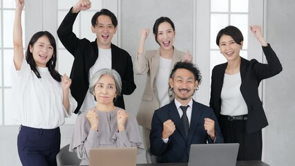 Aufkleber - 団結、ビジネス、ビジネスマン、ビジネスウーマン、チームワーク、経営、日本人、マネジメント、人材、ガッツポーズ、やる気、職場、挑戦、チャレンジ、グループ、多人数、大勢、複数人、企業、会社員、会社、モチベーション、仕事、働く、男性、女性、ビジネスパーソン、世代、ミドルエイジ、経営者、社長、仲間、サポート、同僚、コピースペース、転職、就職、営業、オフィス、元気、チーム、プロジェクト、ジェンダーバランス、