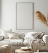 © PERFECTisME - 「白い壁にモックアップの額縁を飾ったミニマルなリビングルームインテリア。快適なソファ、クッション、チェック柄、観葉植物」