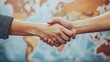 © David Martínez - Apretón de manos entre dos personas frente a un mapa, simbolizando acuerdo global, cooperación y alianzas internacionales