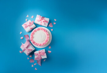 Aufkleber - A white cake with pink frosting sits on a blue background with gifts and confetti.