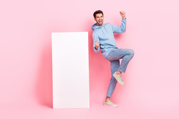 Poster - Full length photo of young guy excited winner bet online smartphone screen new parimatch gambling promo isolated on pastel pink color background